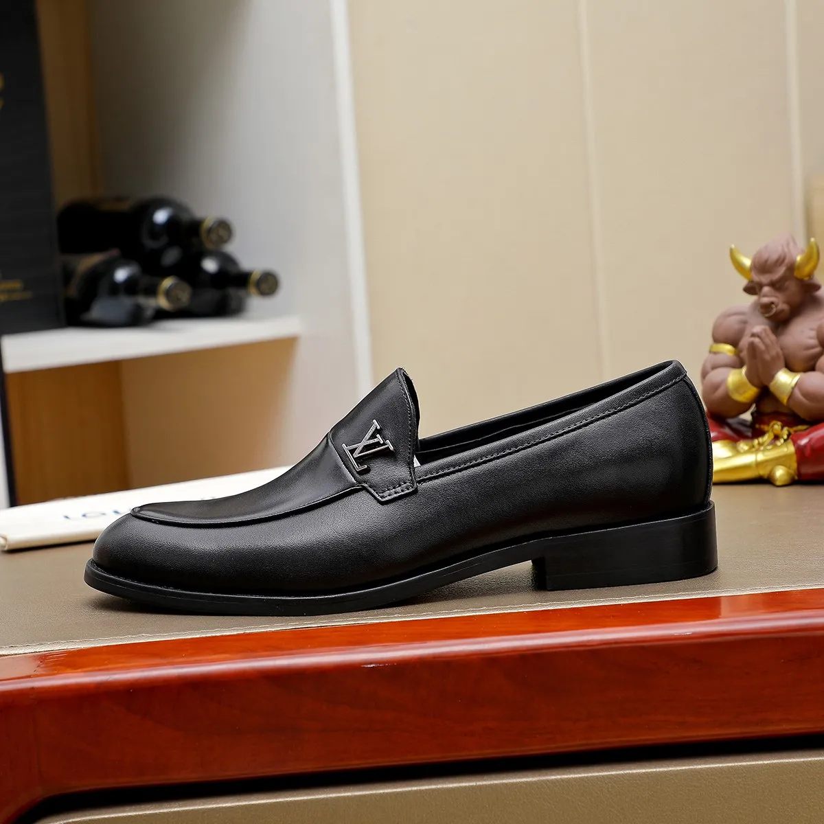 Men's Men's Shoes 💰420 💰[Louis Vuitton] LV high-end business formal leather shoes! ! Luxurious and elegant style, equal emphasis on practicality and style, professional focus on details and quality, counter original 1⃣️: 1⃣️ super accurate reproduction👍🏻! Material: The upper is made of imported original soft 🐂cowhide ➕imported first-layer sheepskin lining. Original anti-slip and wear-resistant outsole! Code number: 39--45, (38.46 custom-made) Large quantities in stock!